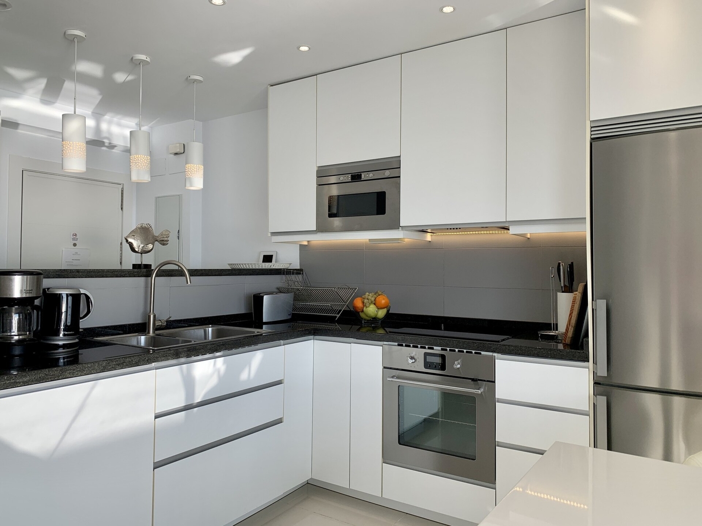 Seafront apartment with panoramic sea views 17 LYX homes