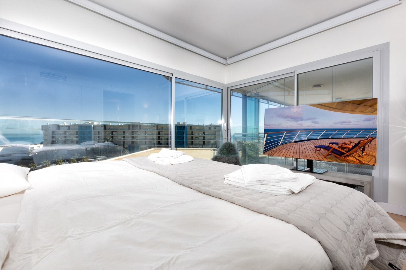 Peninsula · Peninsula / Terrace / Private parking / Pool 19 LYX homes