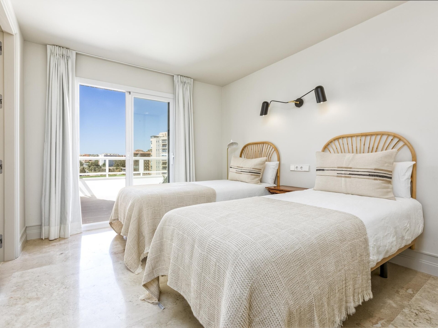 Beachfront penthouse with spectacular sea views 36 LYX homes