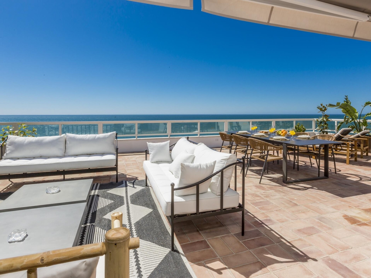 Beachfront penthouse with spectacular sea views 27 LYX homes