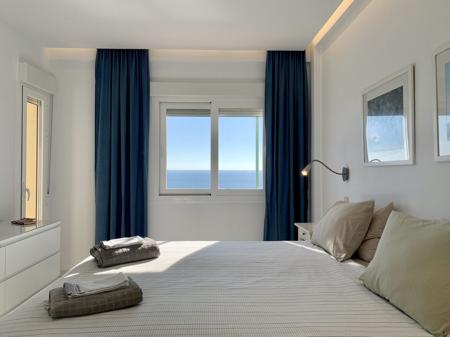 Seafront apartment with panoramic sea views 23 LYX homes