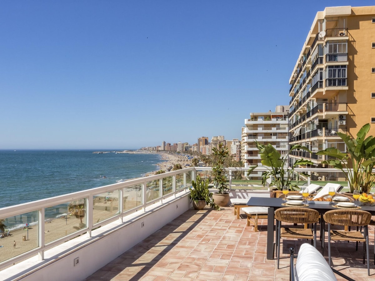 Beachfront penthouse with spectacular sea views 19 LYX homes