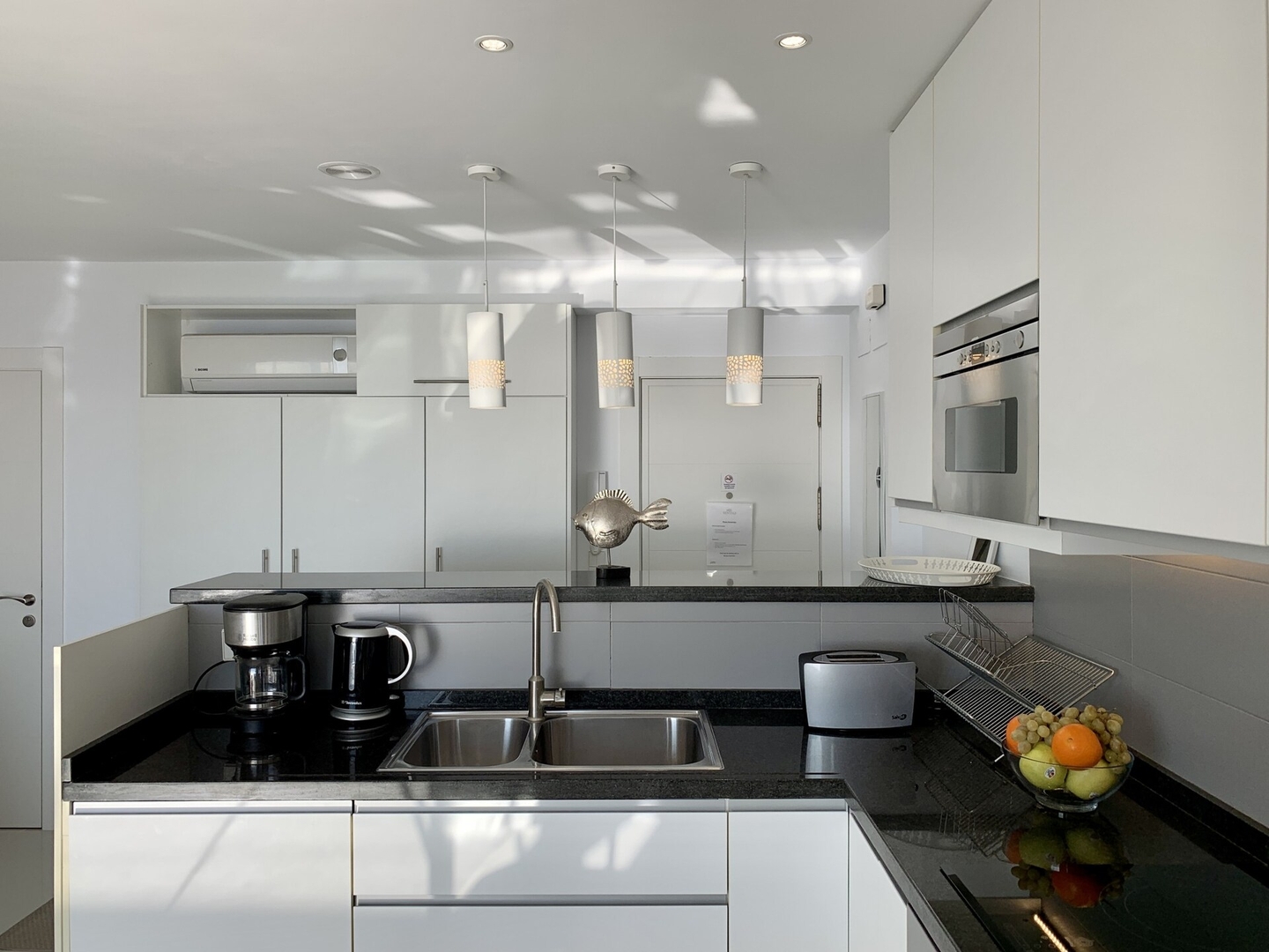 Seafront apartment with panoramic sea views 16 LYX homes