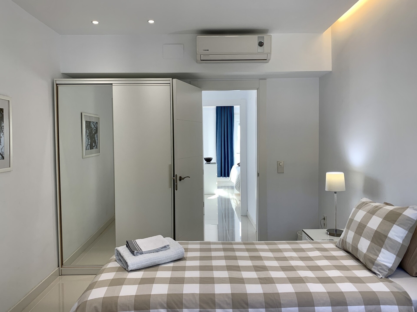 Seafront apartment with panoramic sea views 34 LYX homes