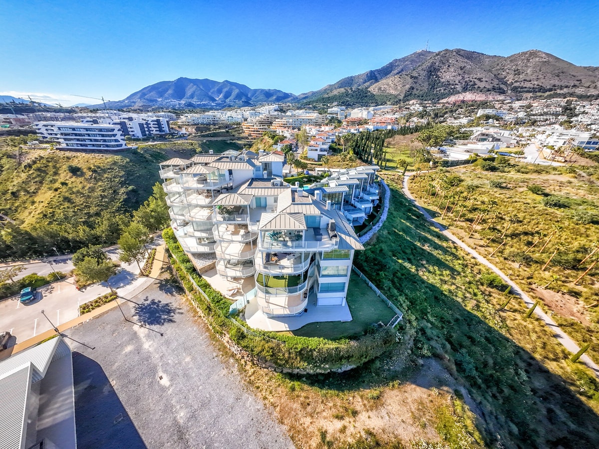 Peninsula · Peninsula / Terrace / Private parking / Pool 31 LYX homes