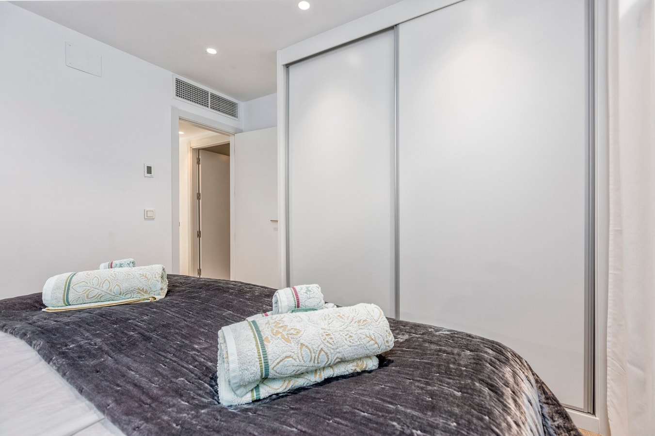 PALM BEACH B5 · Palm Beach - Family Home, Pool, Stunning Sea Views 32 LYX homes