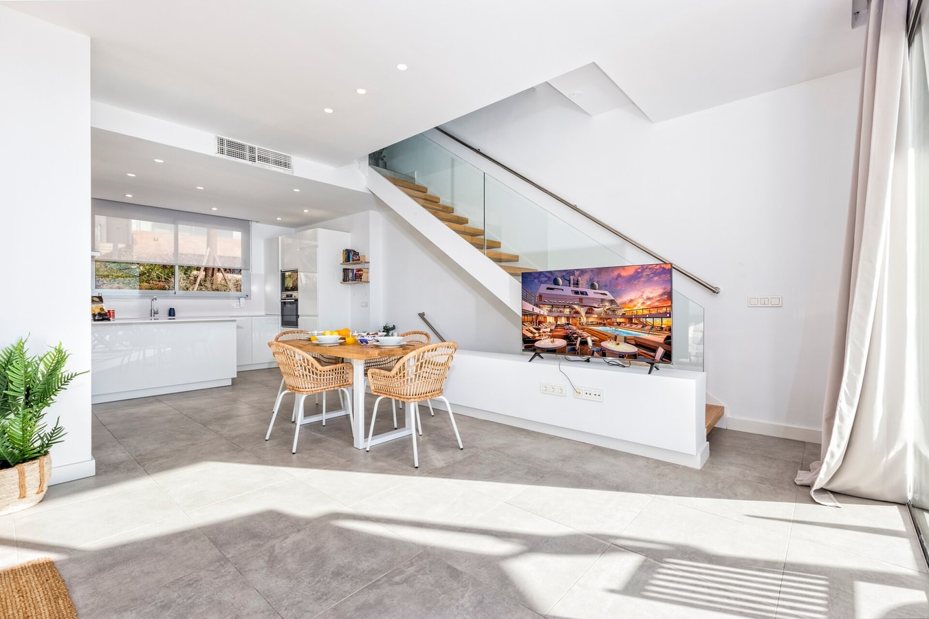 PALM BEACH B5 · Palm Beach - Family Home, Pool, Stunning Sea Views 8 LYX homes