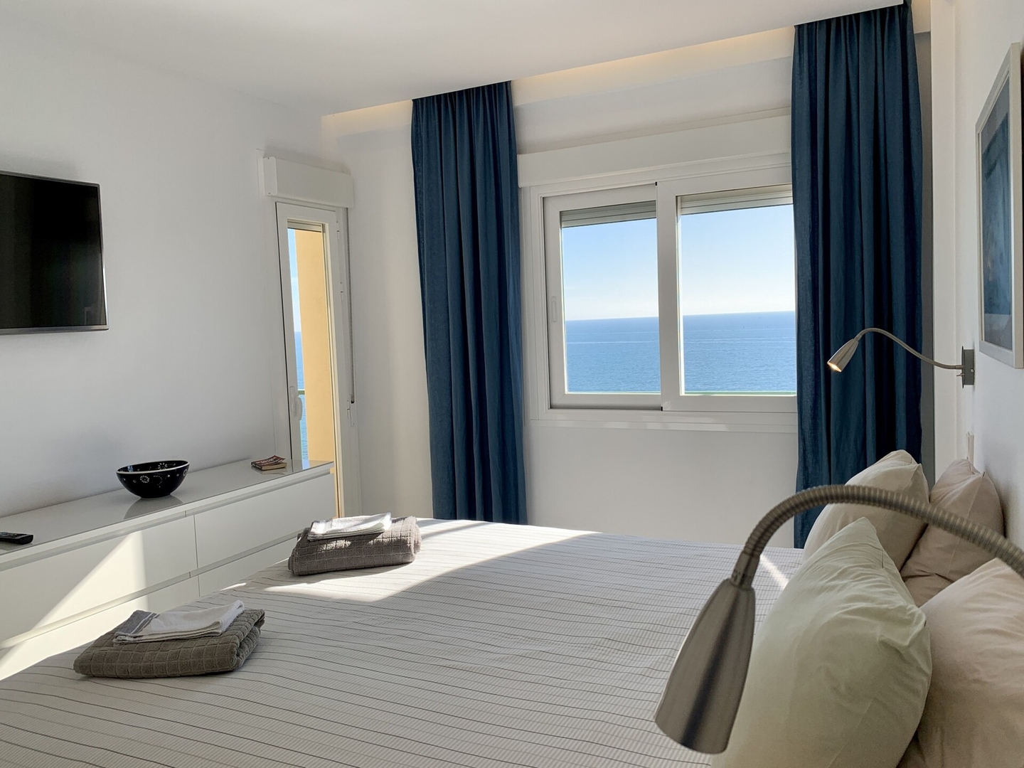 Seafront apartment with panoramic sea views 24 LYX homes