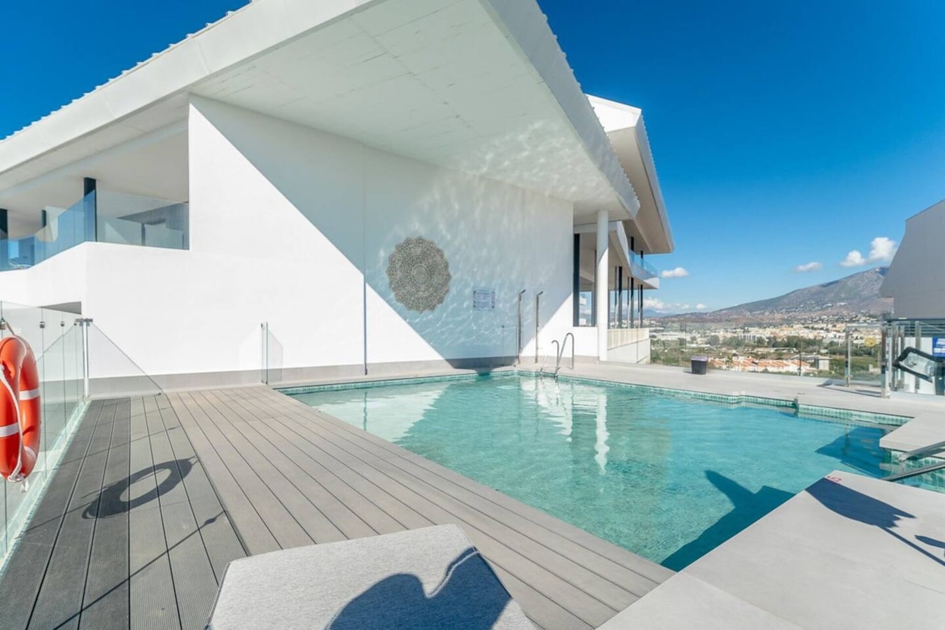 Castle View 2 - Heated pool, gym 4 LYX homes