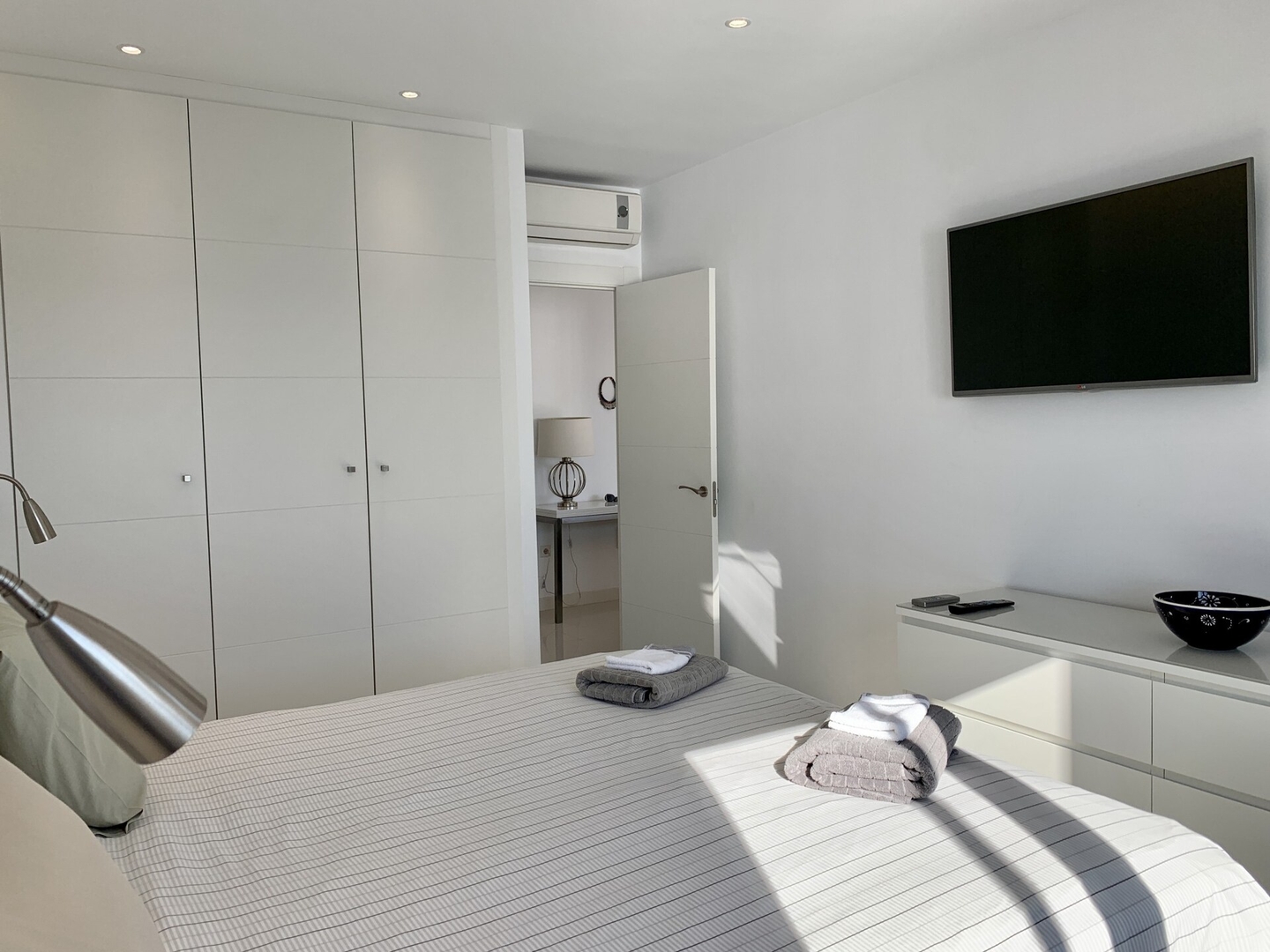 Seafront apartment with panoramic sea views 26 LYX homes