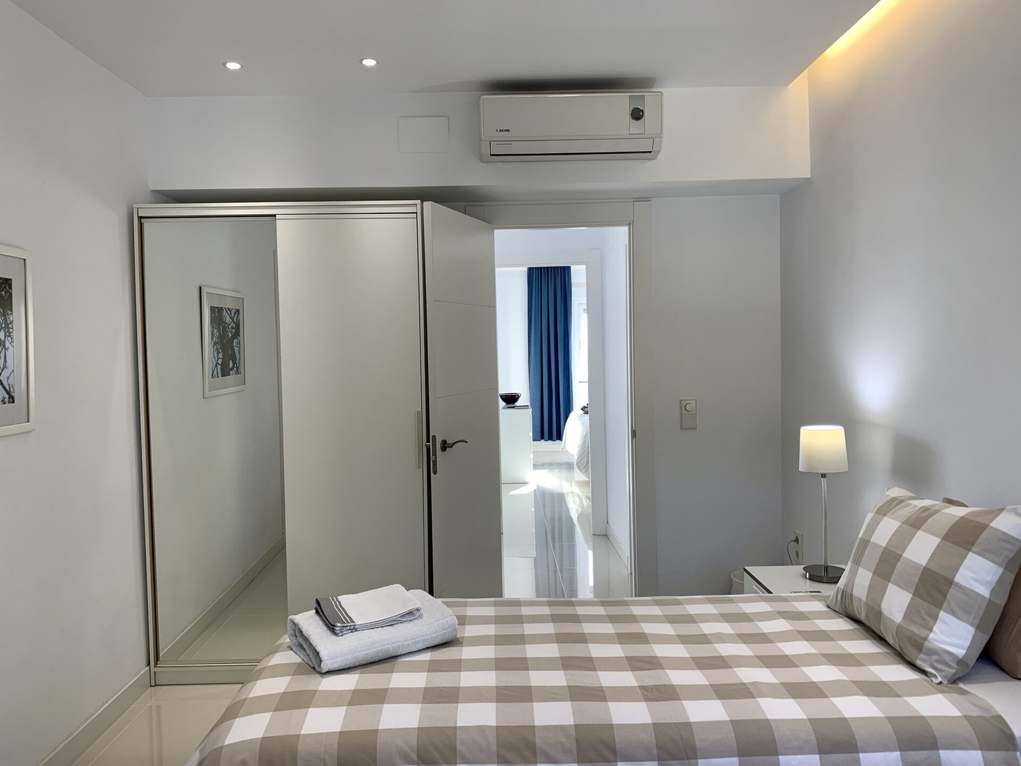 Seafront apartment with panoramic sea views 32 LYX homes