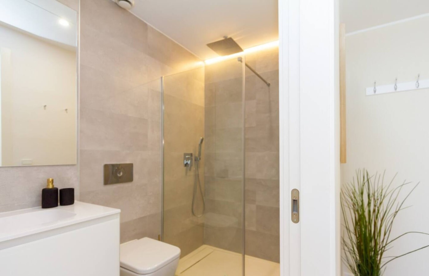 Castle view 1 - Heated pool, gym 2 LYX homes