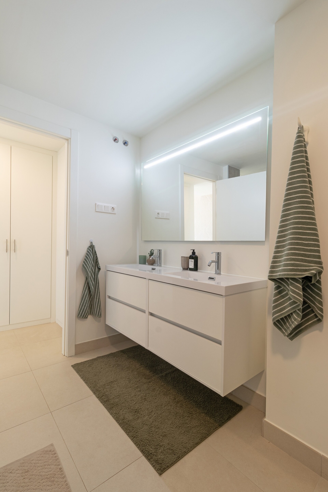 One Heights with panoramic views & shared pool 11 LYX homes