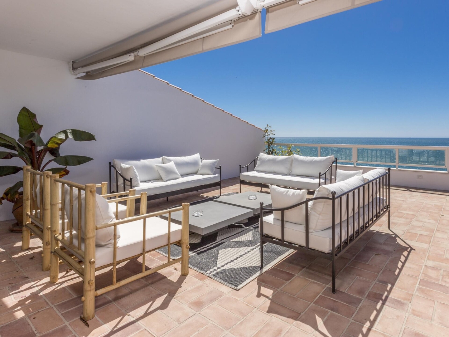 Beachfront penthouse with spectacular sea views 26 LYX homes
