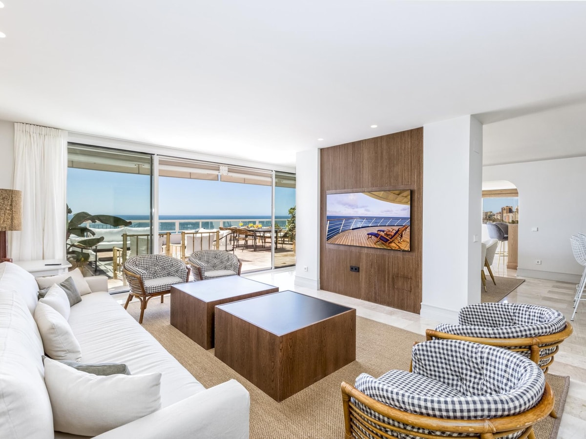 Beachfront penthouse with spectacular sea views 1 LYX homes