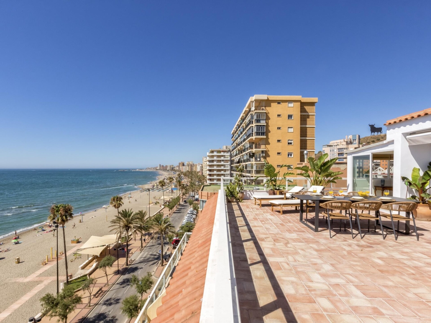 Beachfront penthouse with spectacular sea views 17 LYX homes
