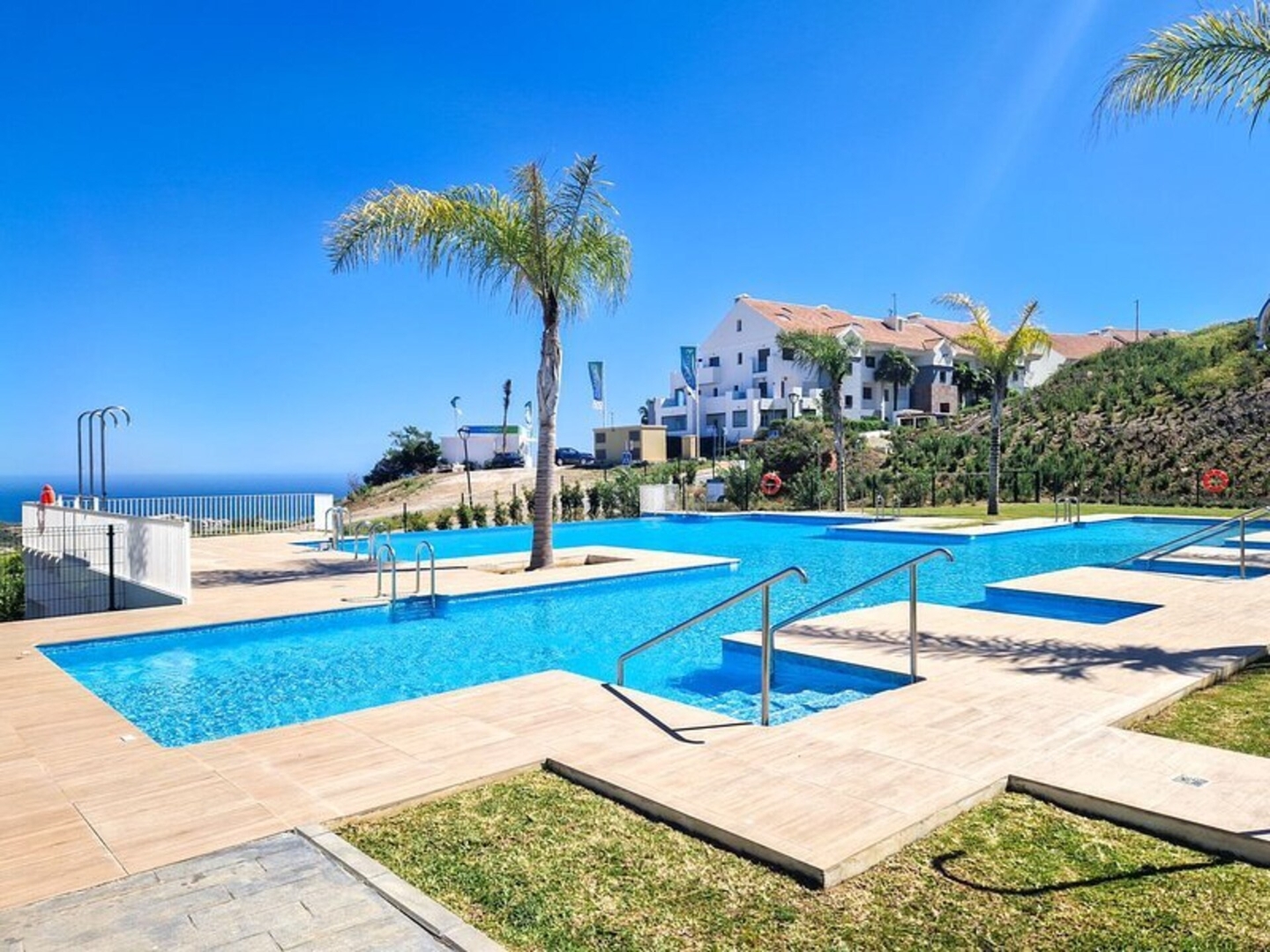 One Heights with panoramic views & shared pool 34 LYX homes