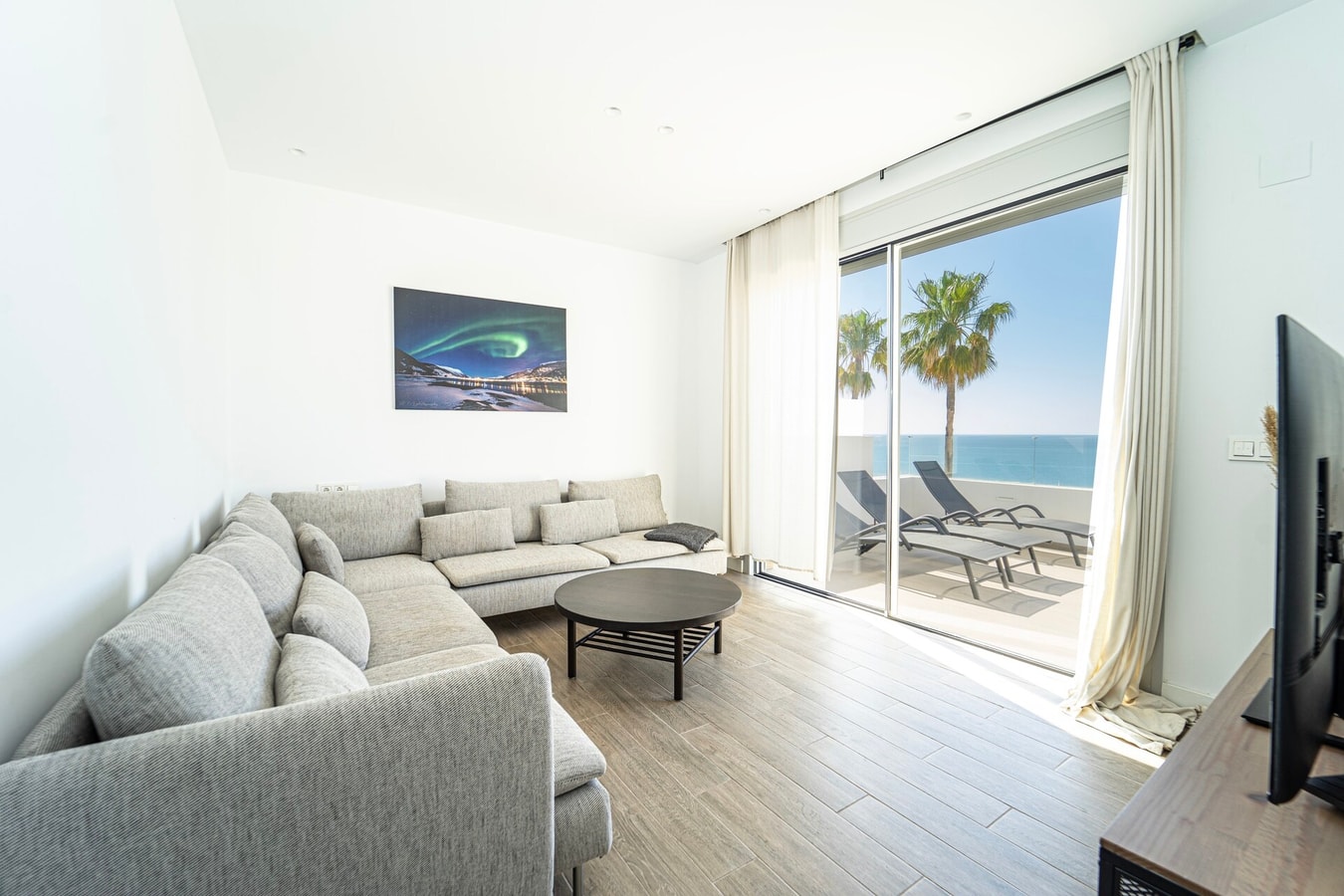 Palm Beach - Shared pool, private parking, views 2 LYX homes