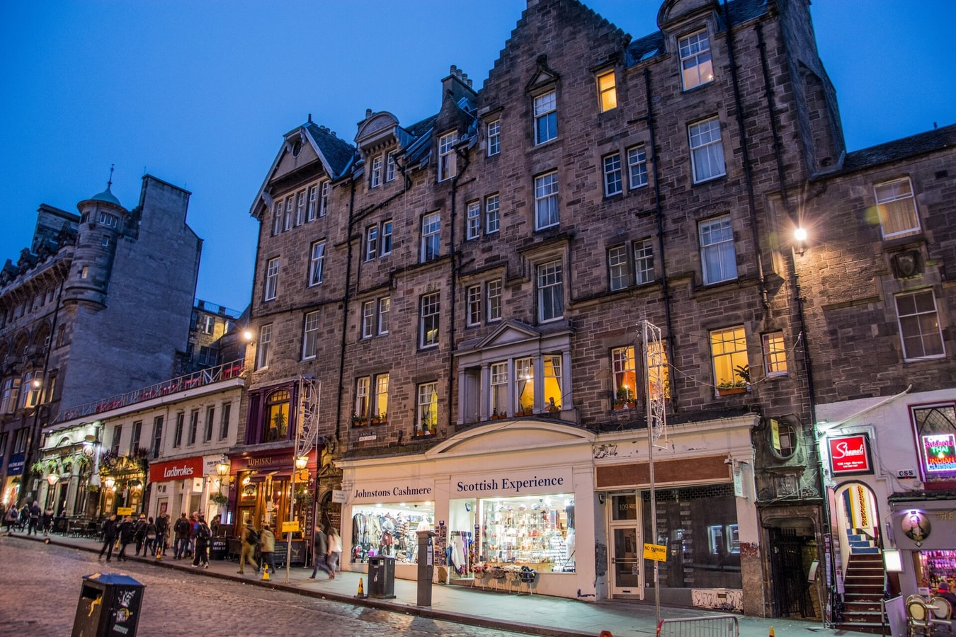 443230 - High Street at the Heart of th · High Street at the Heart of the Royal Mile 1 Click And Rent