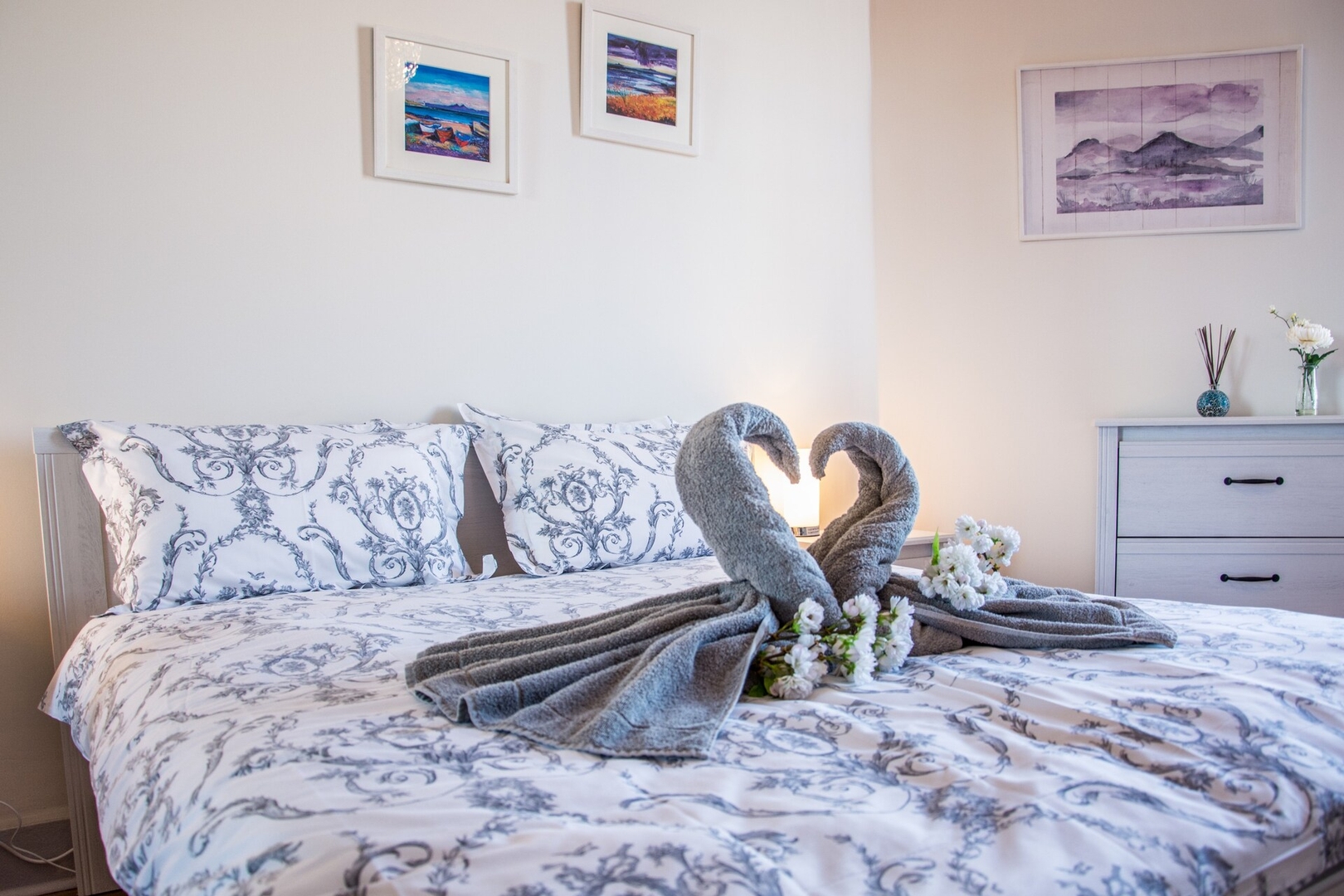High Street at the Heart of the Royal Mile 6 Click And Rent