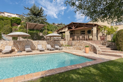 Luxury Villa with Pool, Sauna, BBQ, Gym, AC