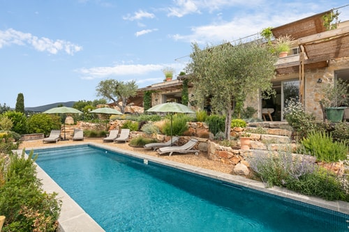 Luxury Villa – in the Village , Pool, Sauna, A/C