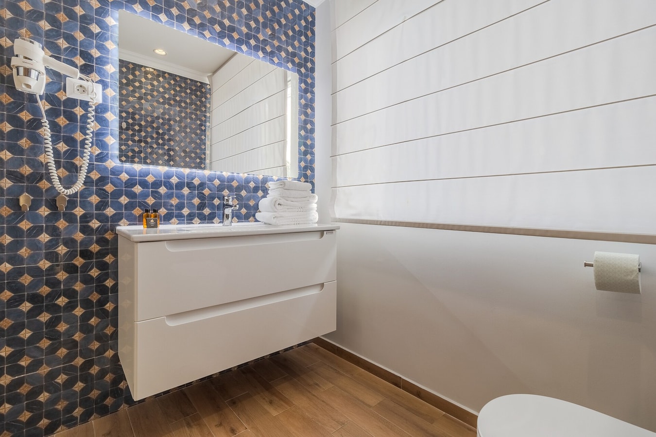 Dozsa Residence One | Stylish & Cozy Retreat 14 FlatWhite Properties