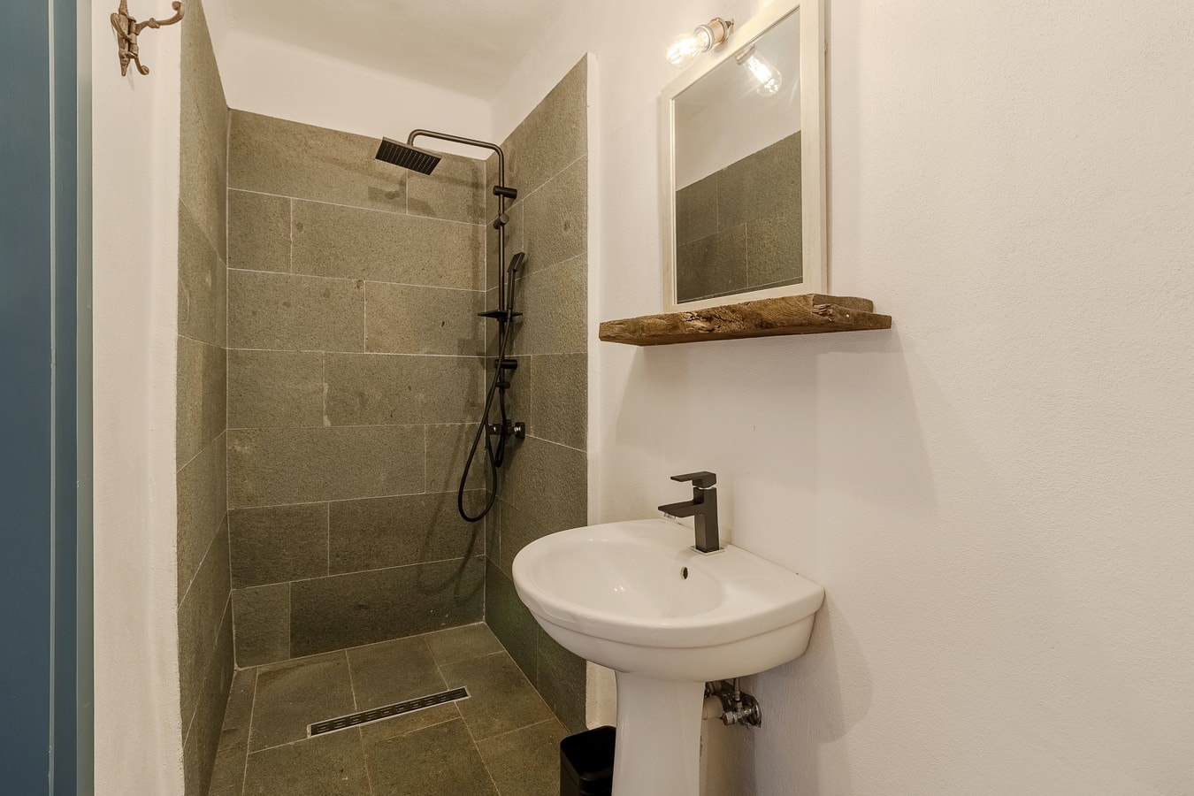 Casa Veche Leheceni (8-Room Country House) 12 FlatWhite Properties