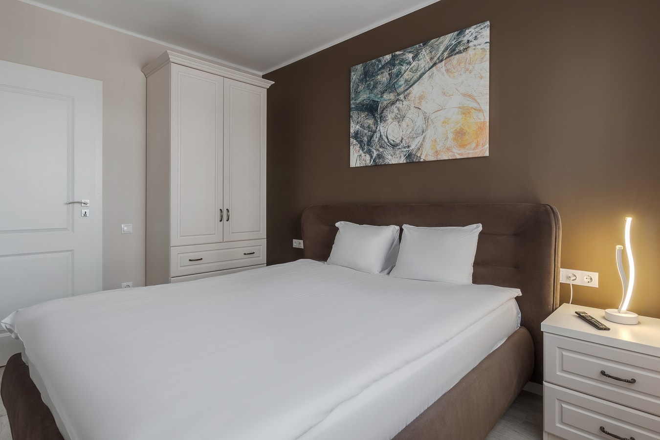 Ceyrat Flat 18 FlatWhite Properties