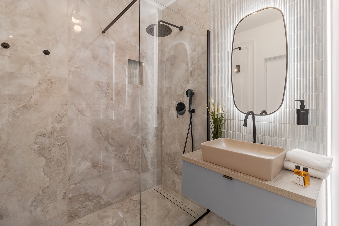 Lumiere Aqua 12 FlatWhite Properties