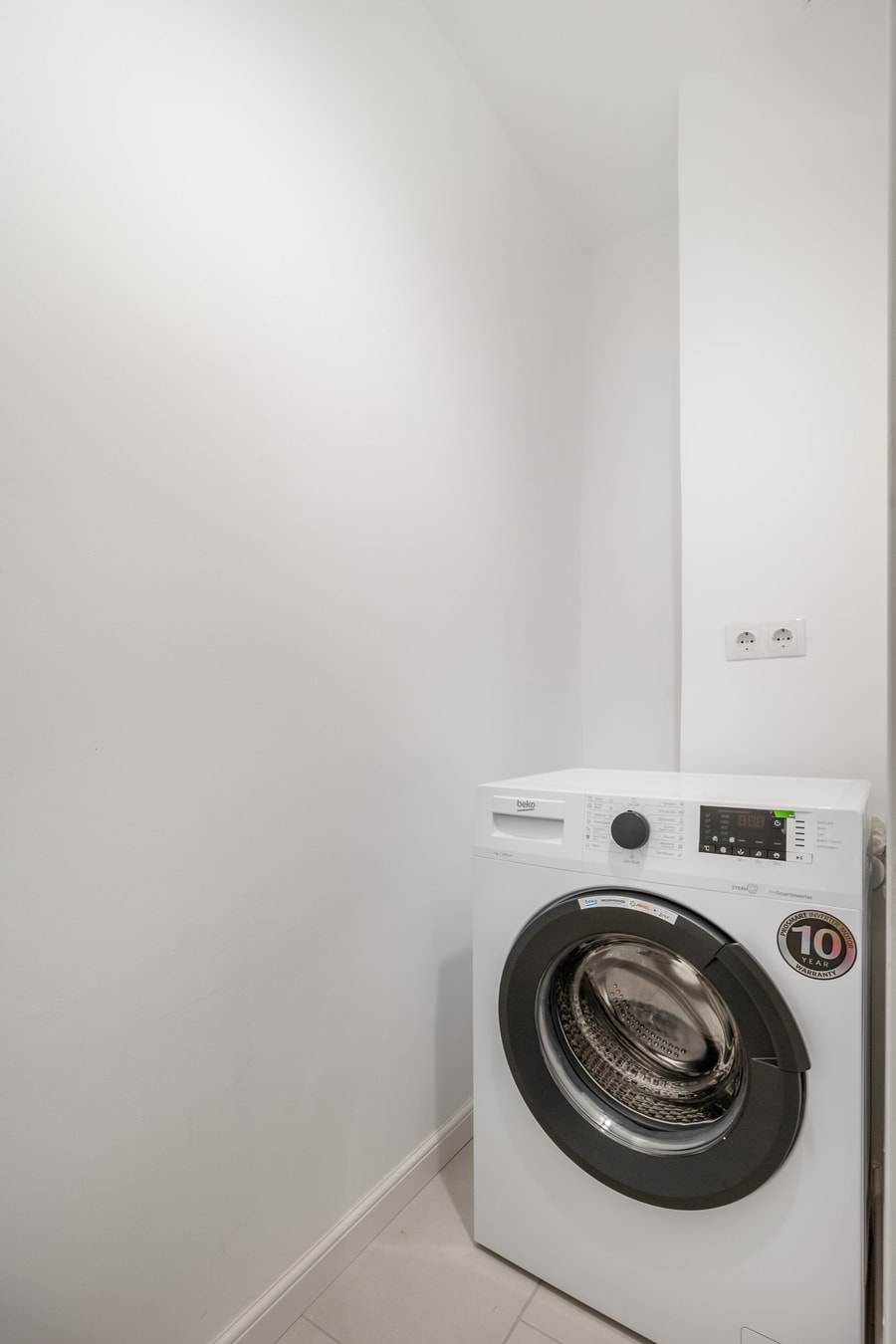 Chic Monochrome Flat 12 FlatWhite Properties