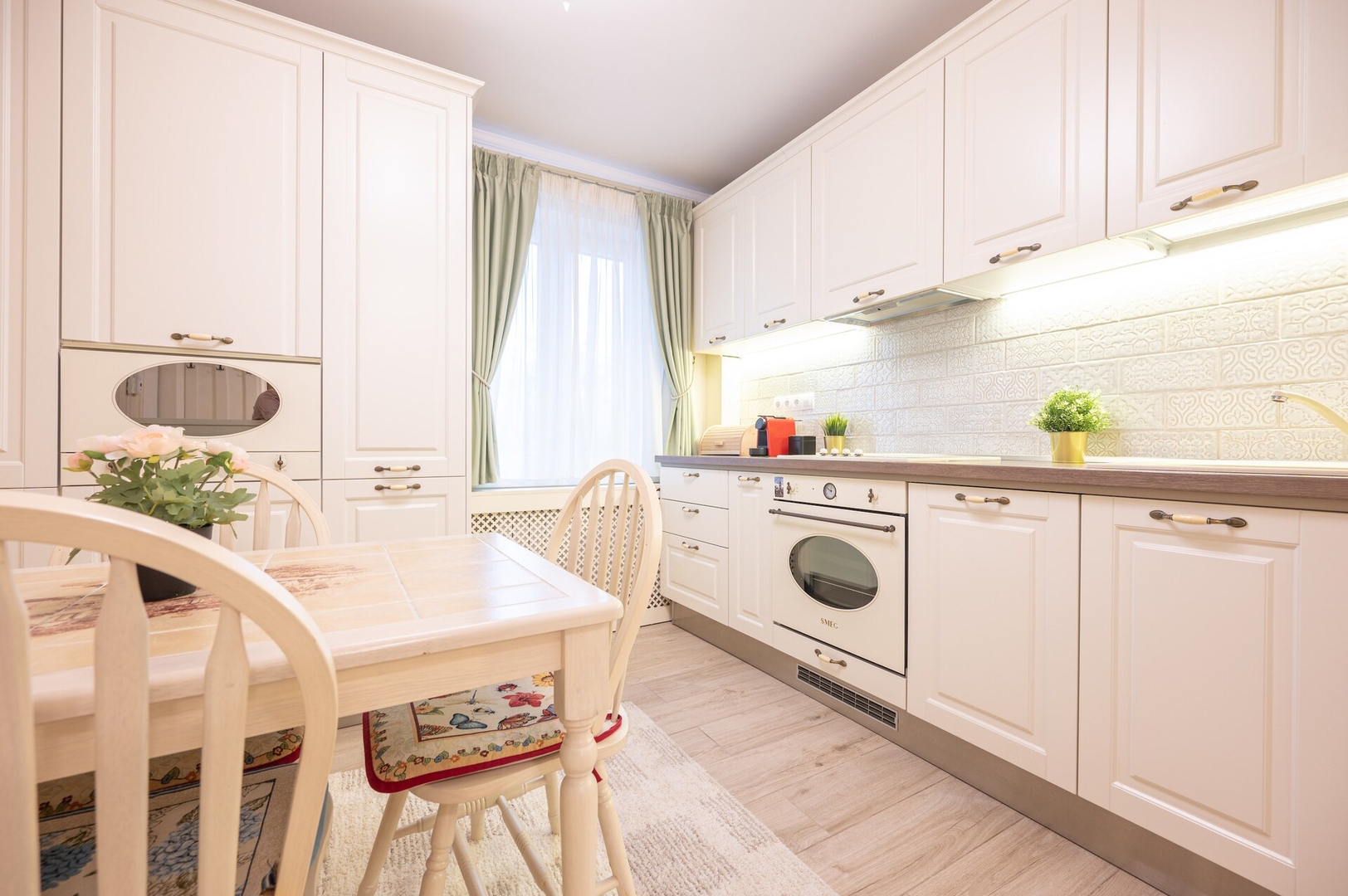 Dragos Flat 8 FlatWhite Properties