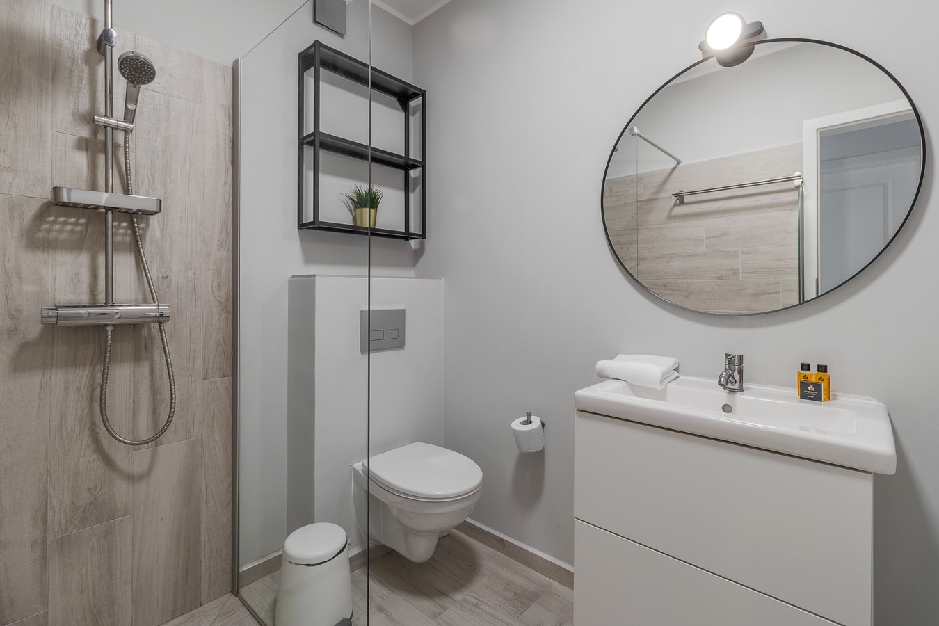 Ceyrat Flat 13 FlatWhite Properties