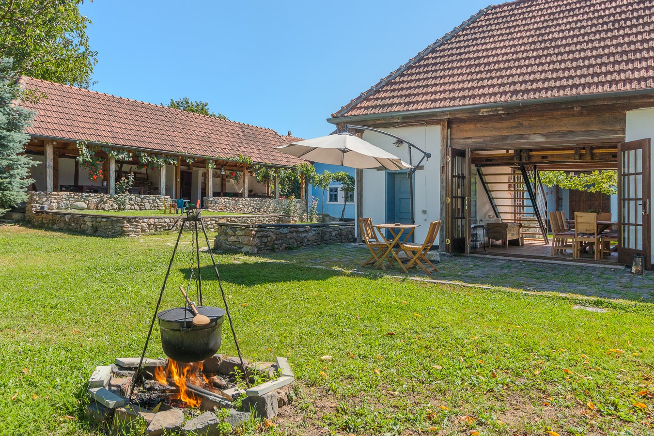 Casa Veche Leheceni (8-Room Country House) 8 FlatWhite Properties