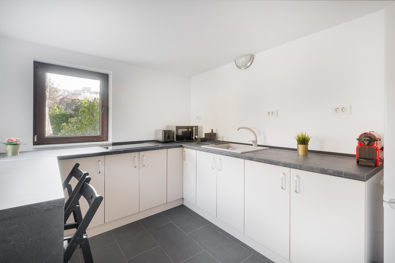 Thermalis House - 5 bedrooms 13 FlatWhite Properties