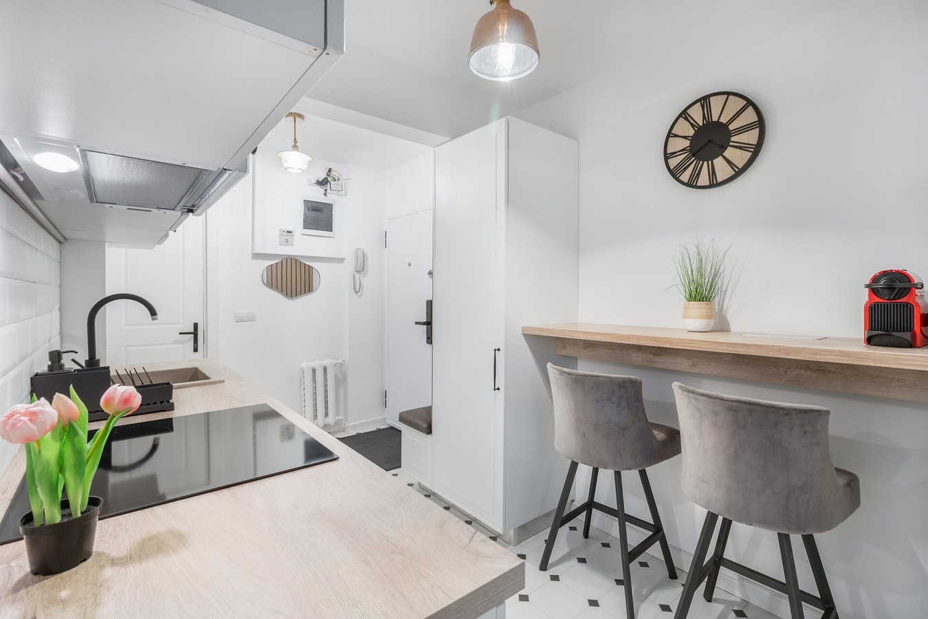 Chic Monochrome Flat 10 FlatWhite Properties