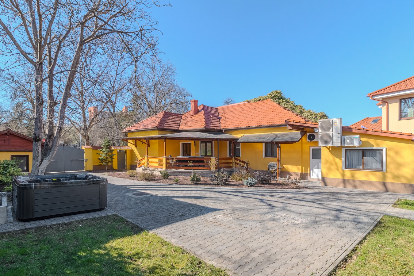 Thermalis House - 5 bedrooms 32 FlatWhite Properties