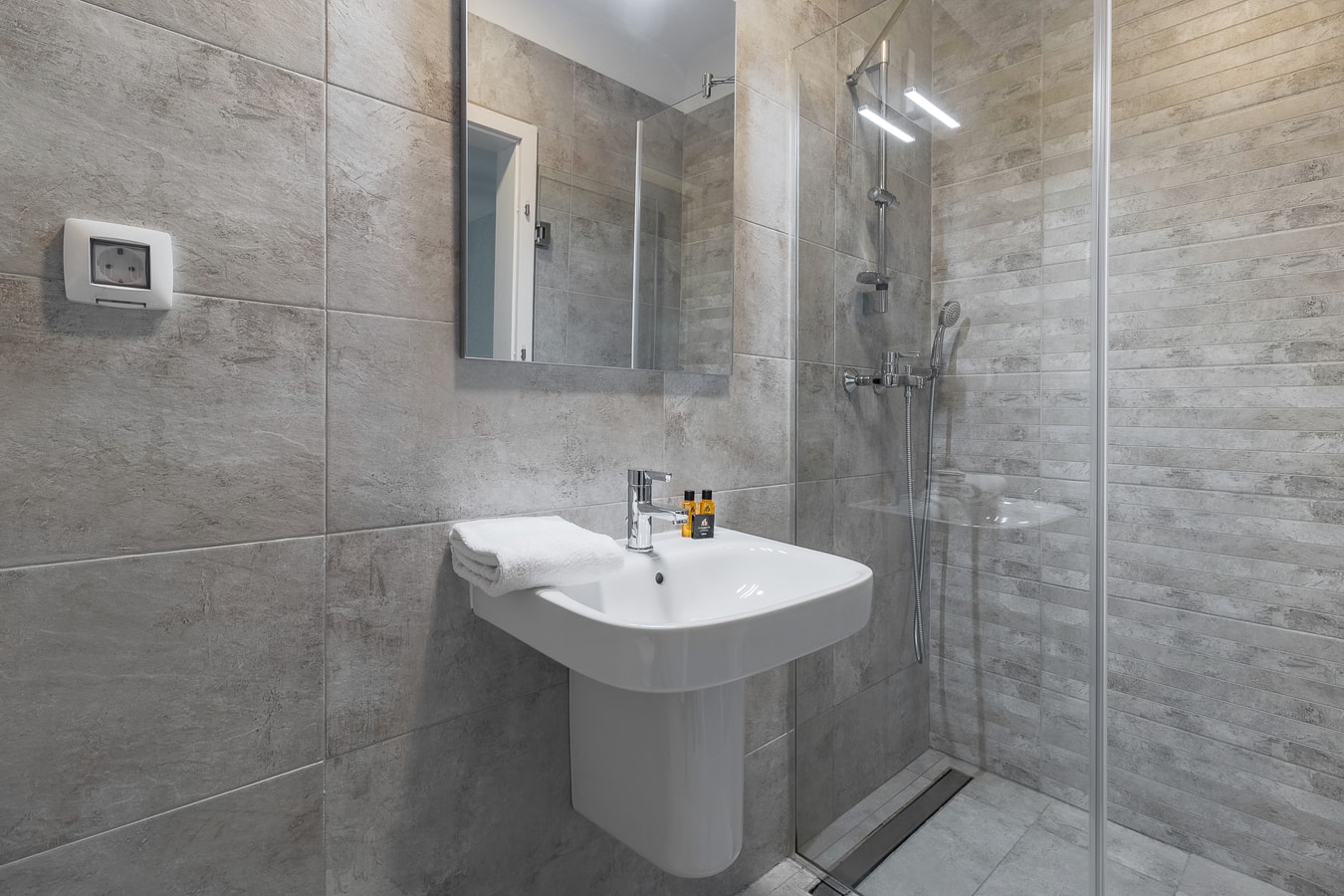 Rosewood Gold 18 FlatWhite Properties