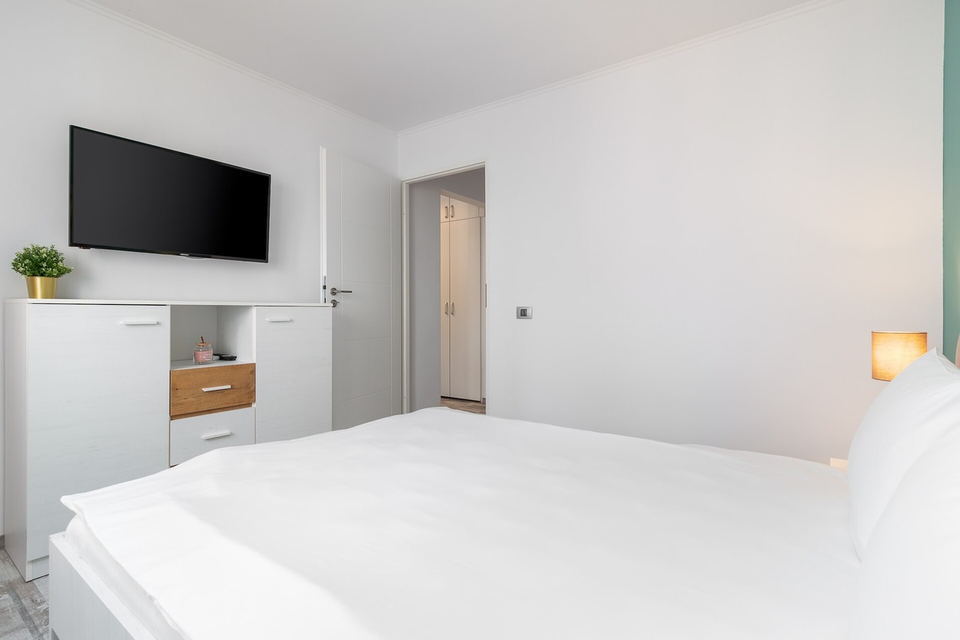 Decebal Flat 6 FlatWhite Properties