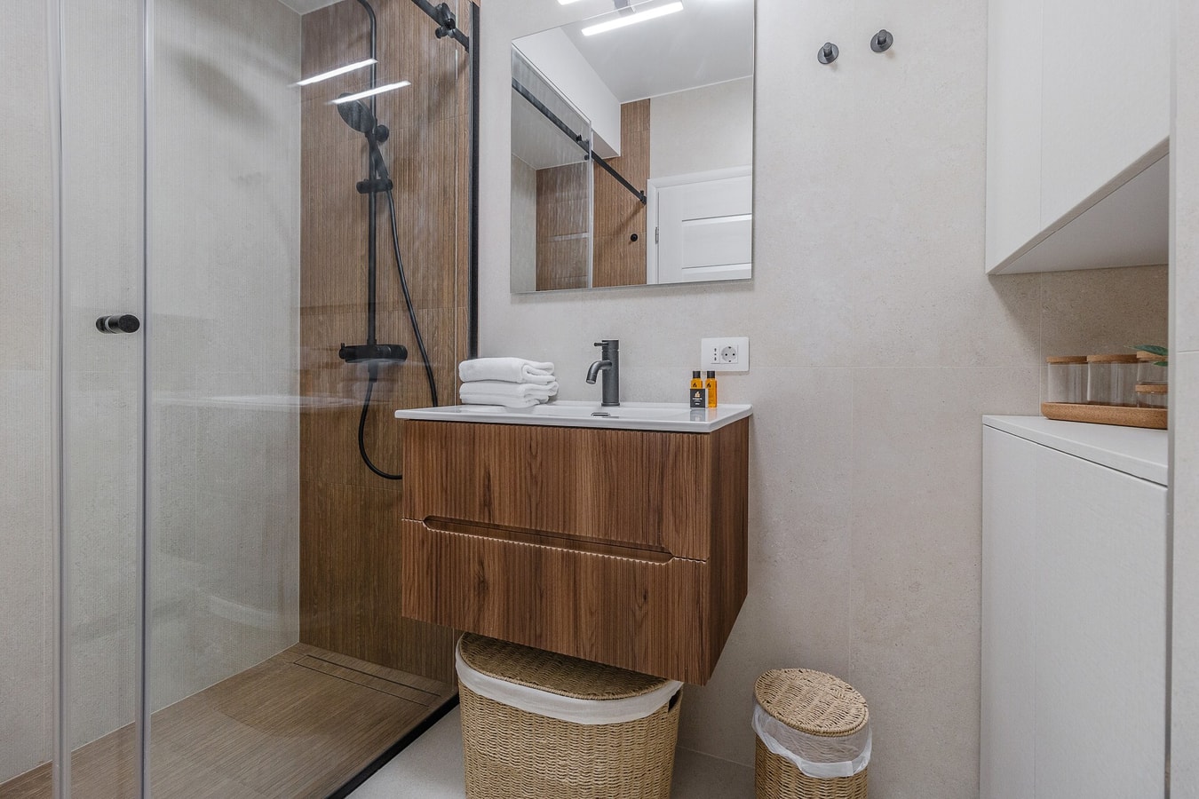 Arena Vista 15 FlatWhite Properties