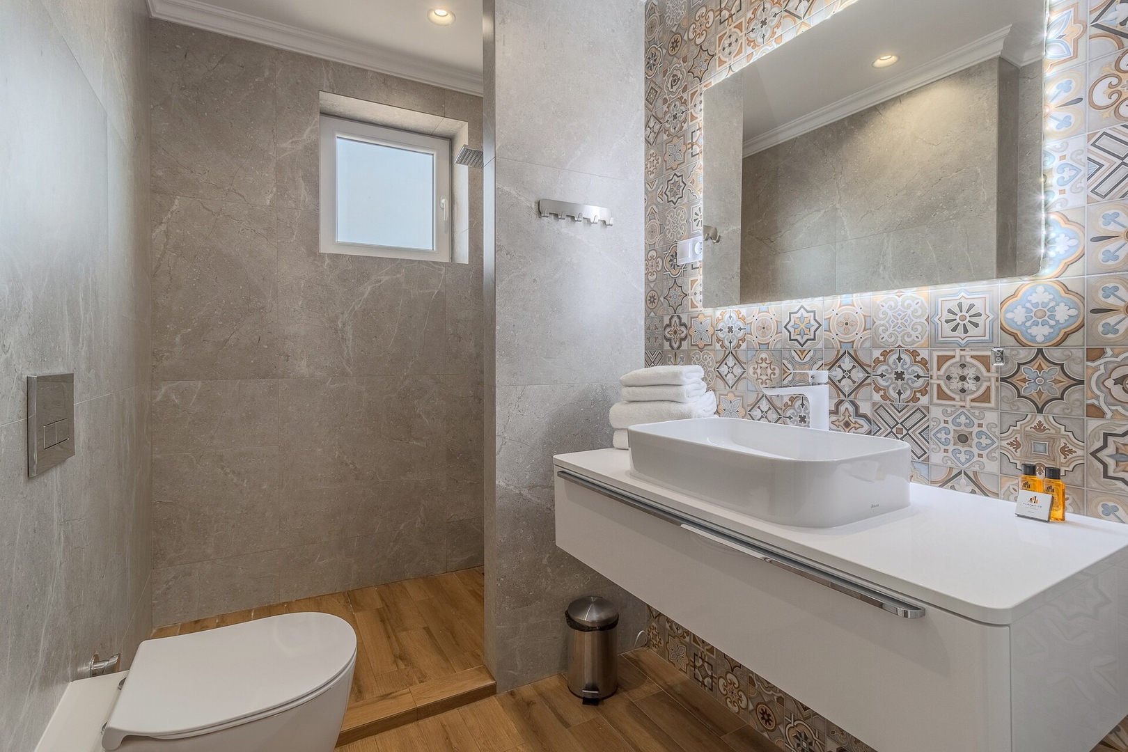 Dozsa Residence Five with shared jacuzzi 14 FlatWhite Properties