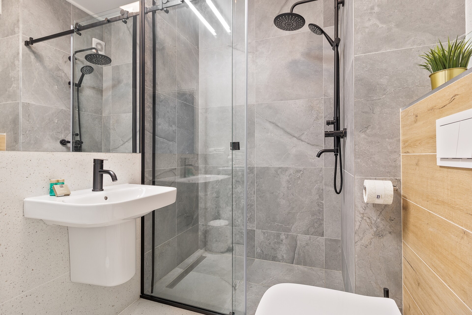 Azure studio 7 FlatWhite Properties