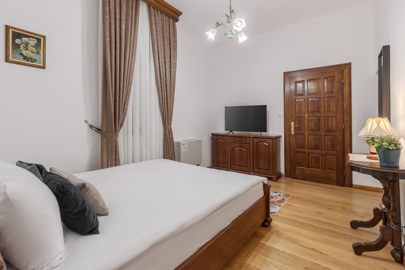 Casa Bella Three, Private Economy Room 5 FlatWhite Properties