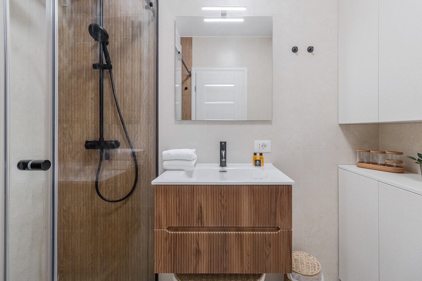 Arena Vista 14 FlatWhite Properties