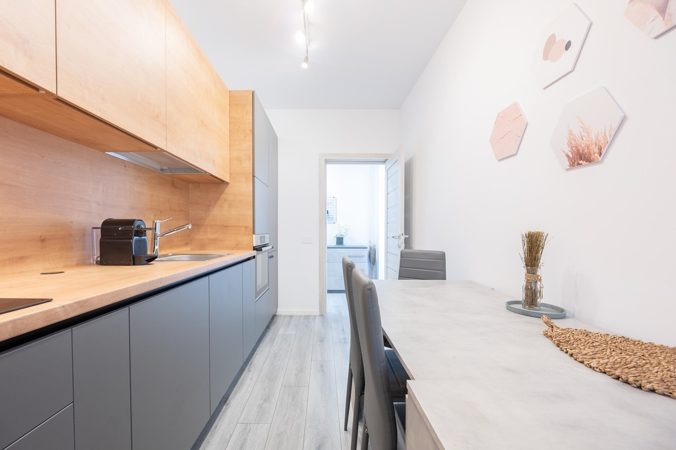 Grey 704, apartment with balcony 5 FlatWhite Properties