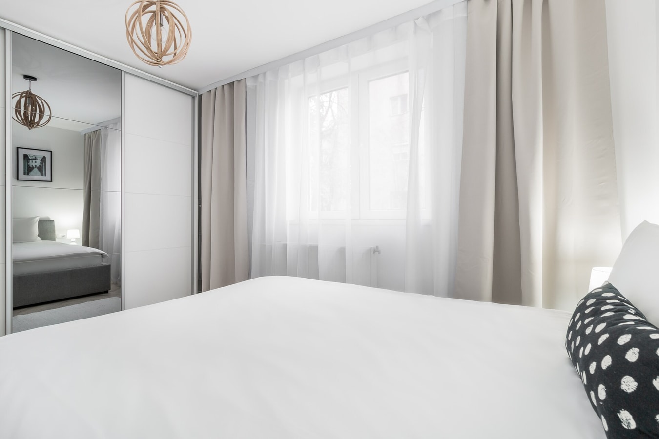 Chic Monochrome Flat 8 FlatWhite Properties