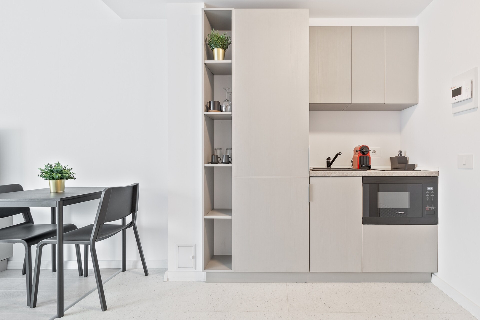 Azure studio 9 FlatWhite Properties