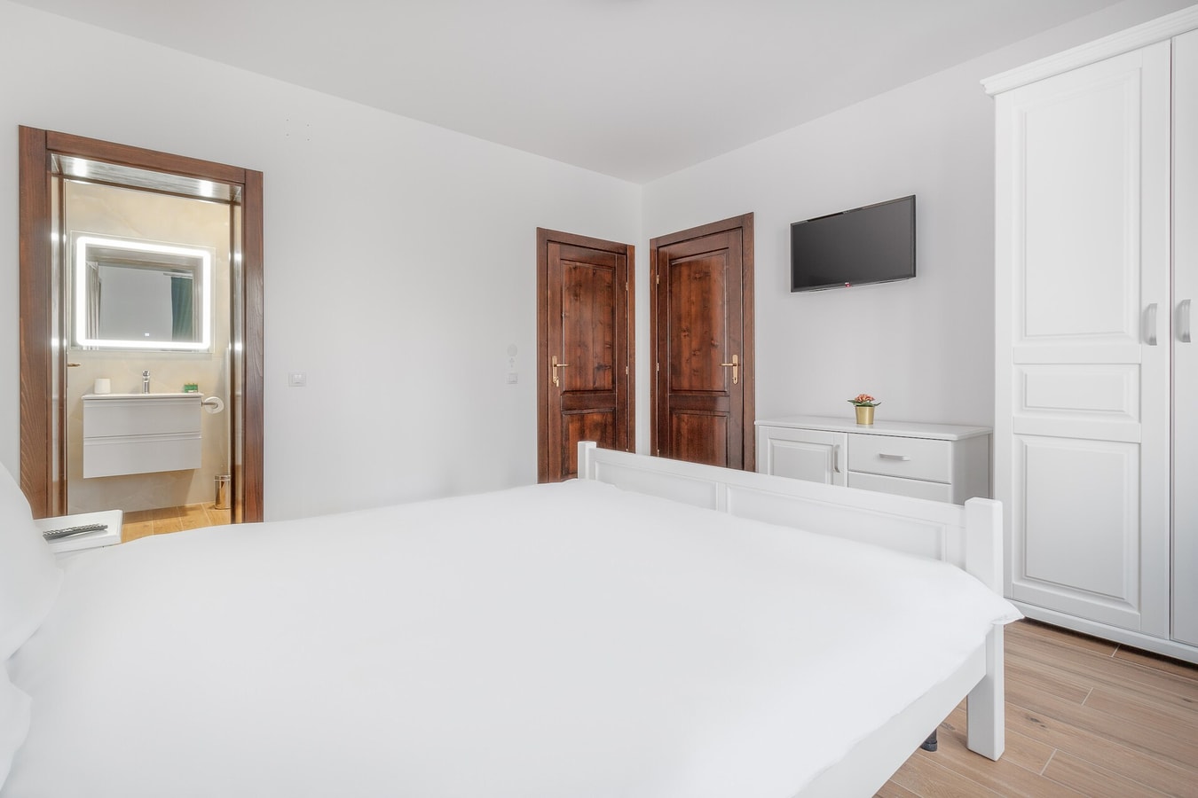 Thermalis House - 5 bedrooms 22 FlatWhite Properties