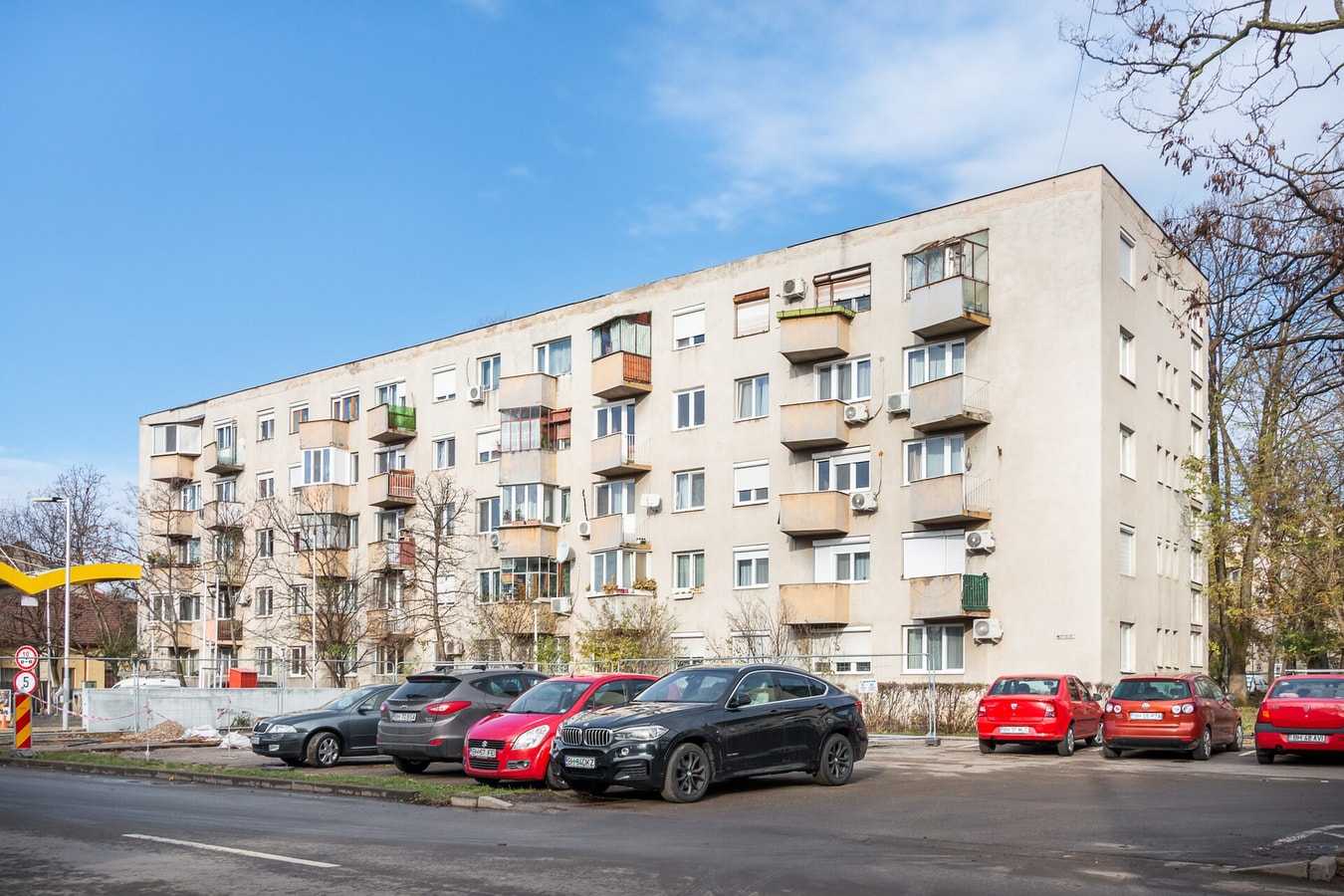 Chic Monochrome Flat 13 FlatWhite Properties