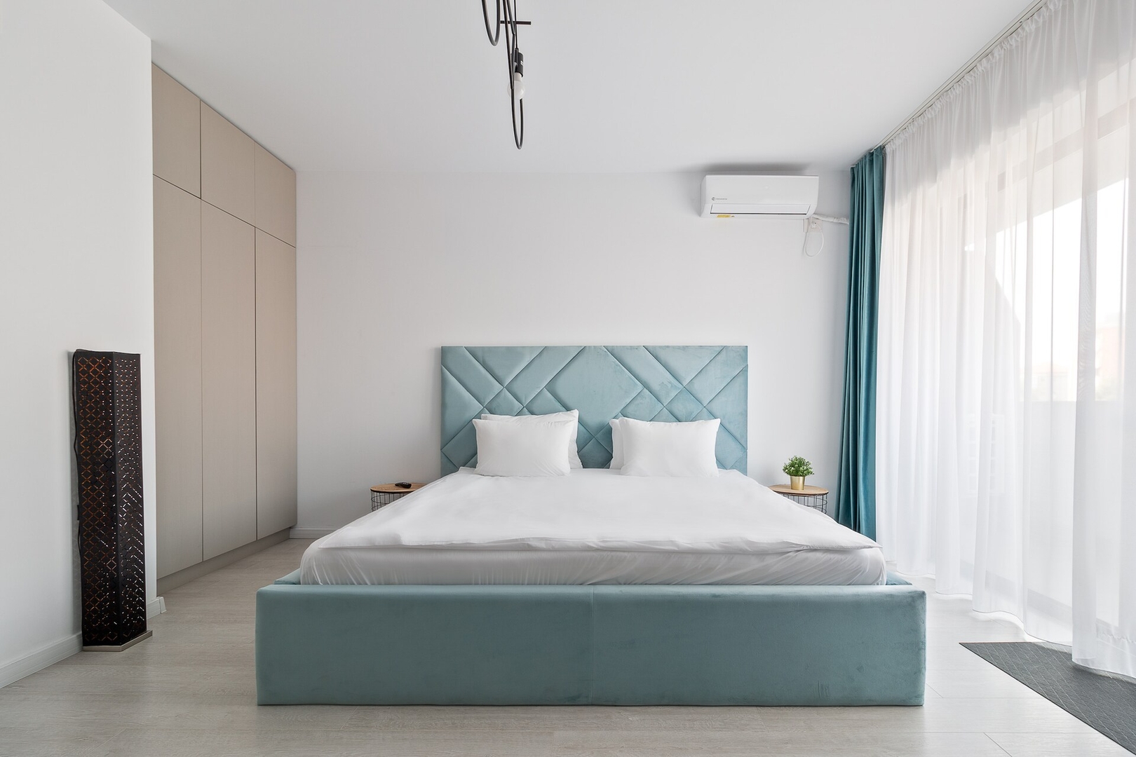 Azure studio 5 FlatWhite Properties